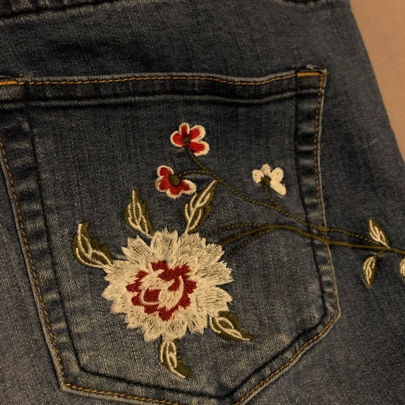 Flower Embroidered faded blue jeans - Picture 4 of 5